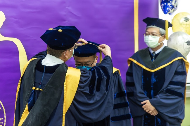 圖3：共同指導教授吳豐祥(左)、詹文男(右)為畢業生沈柏延(中)撥穗及恭賀